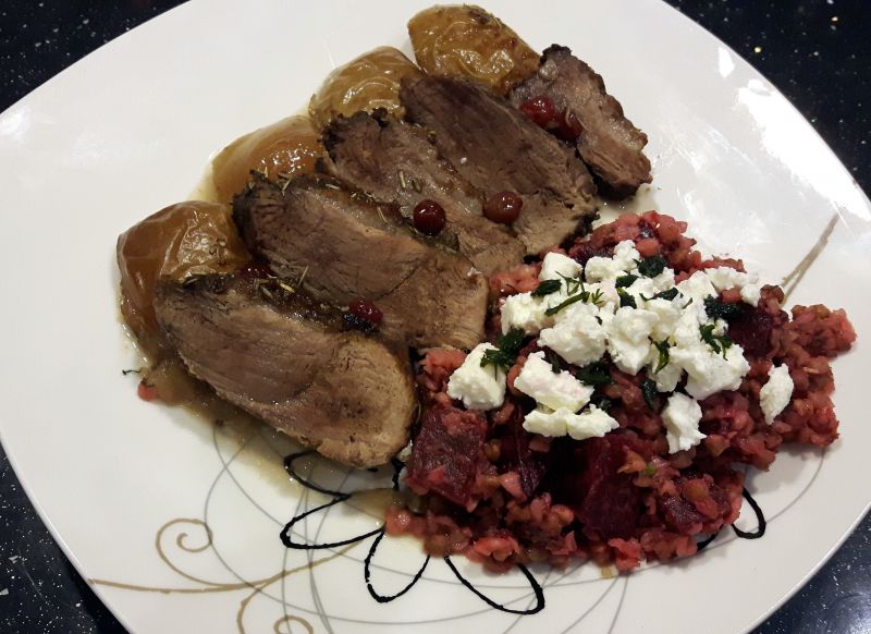 Piersi z gęsi w jabłkach i żurawinie