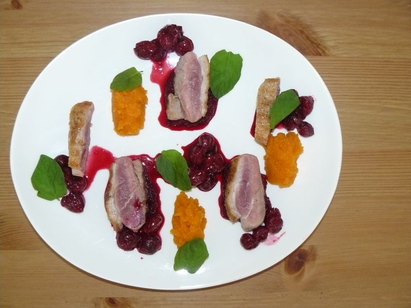 Piersi z gęsi  z buraczkami i  purée marchewkowym 