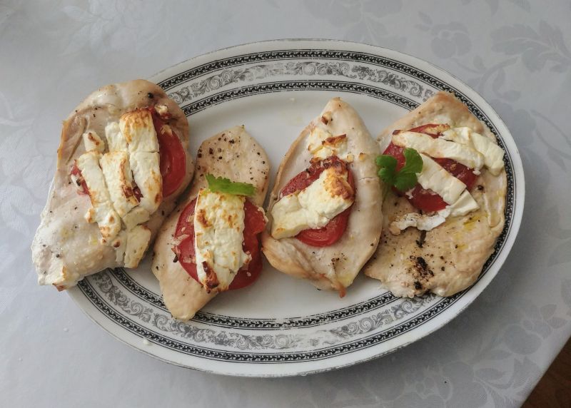 Piersi z indyka pieczone z pomidorem i fetą Piersi z indyka pieczone z pomidorem i fetą
