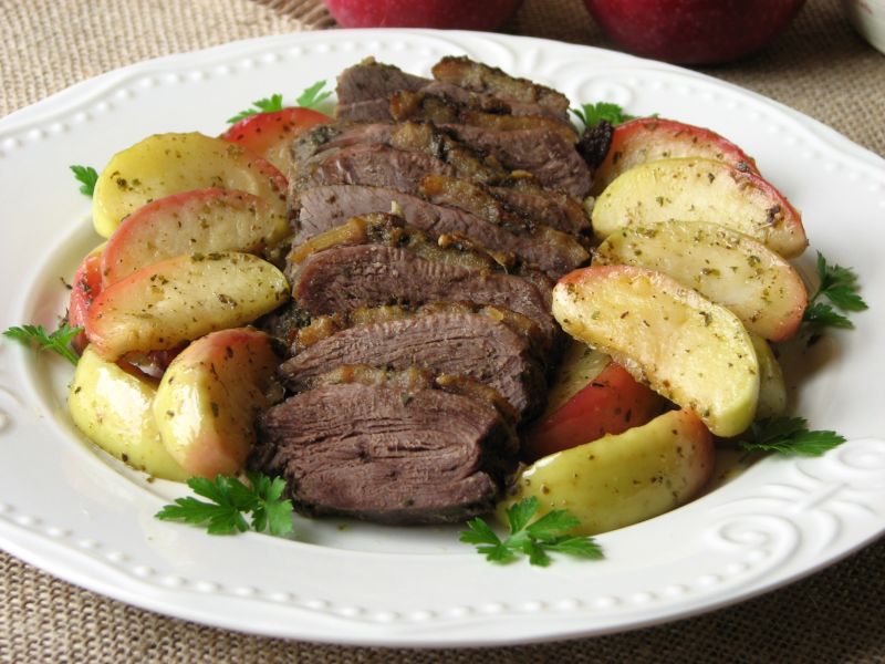 Piersi z kaczki pieczone z jabłkami