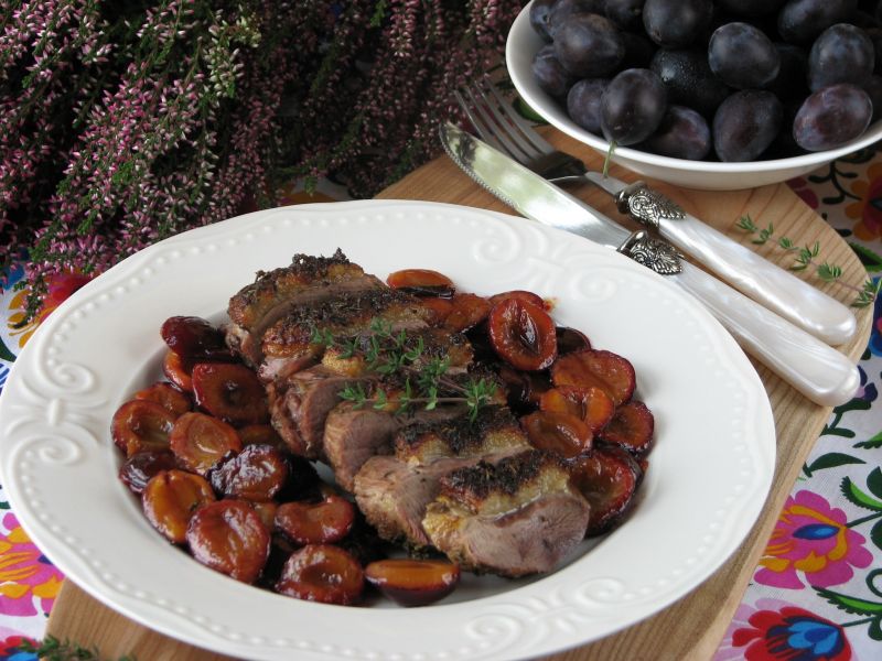 Piersi z kaczki pieczone ze śliwkami