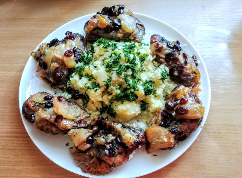 Piersi z kaczki z jabłkami, gruszkami i żurawiną