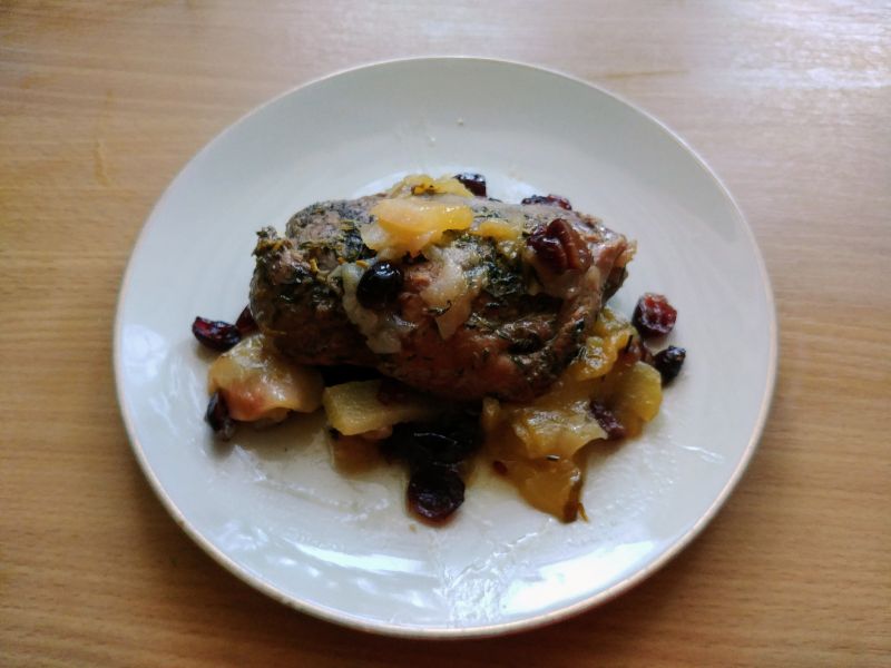 Piersi z kaczki z jabłkami, gruszkami i żurawiną