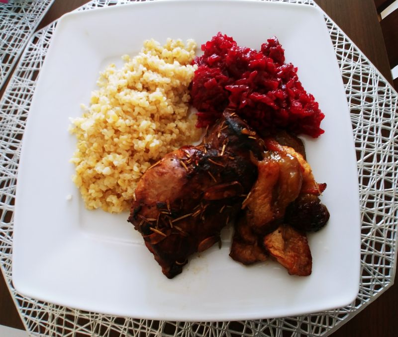 Piersi z kaczki ze śliwkami i jabłkami