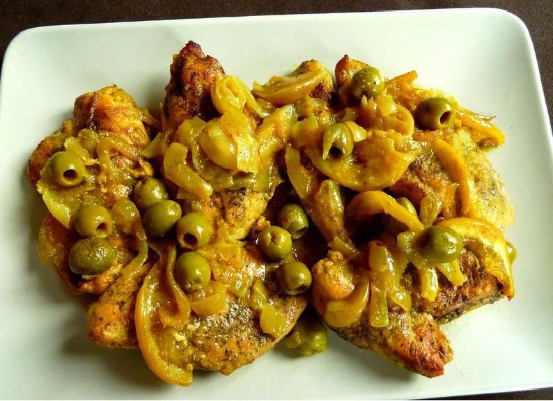 Piersi z kurczaka na złoto z oliwkami i cytryną