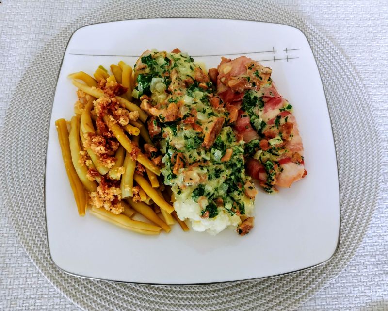 Piersi z kurczaka w boczku z sosem kurkowym 