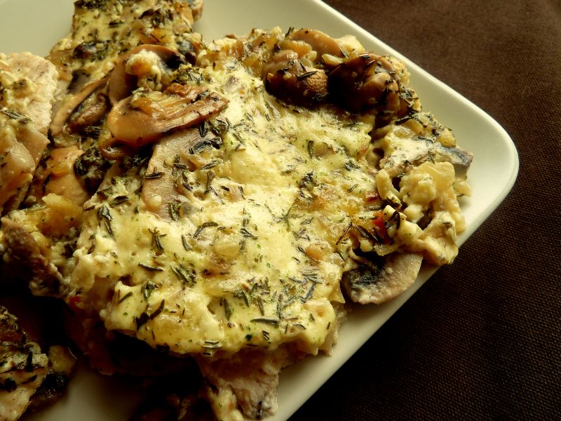 Piersi z kurczaka w sosie cebulowym z tymiankiem