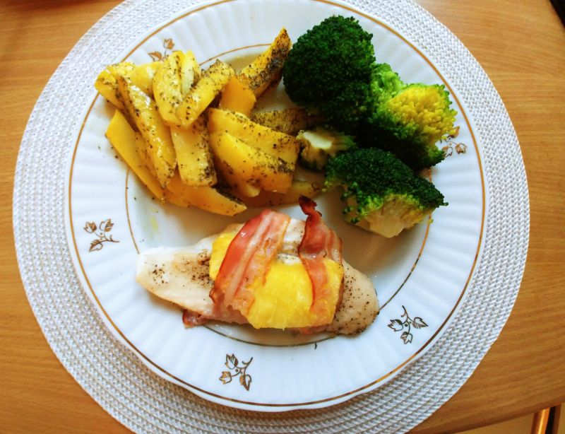 Piersi z kurczaka z ananasem i boczkiem