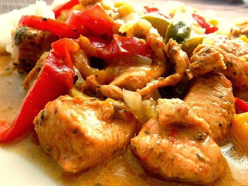 Piersi z kurczaka z brzoskwinią i czerwoną papryką