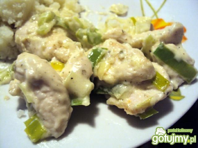 Piersi z kurczaka z duszonymi porami Piersi z kurczaka z duszonymi porami