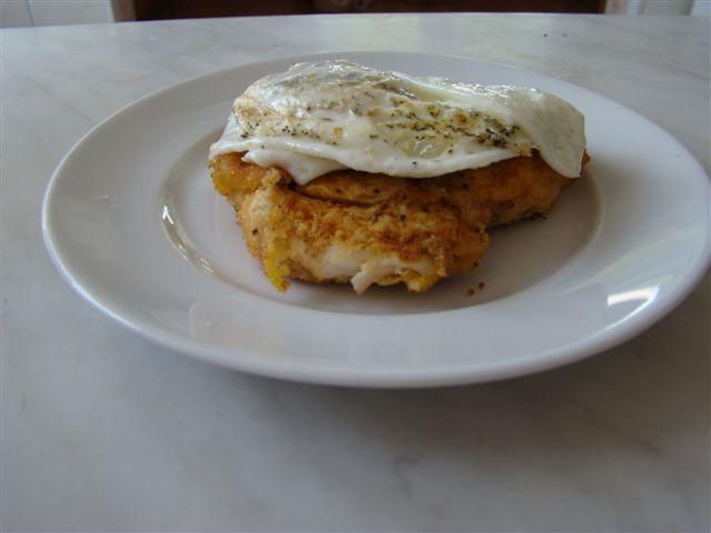 piersi z kurczaka z jajkiem sadzonym