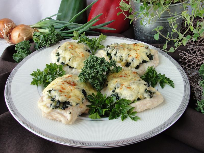 Piersi z kurczaka z jarmużem i serem 