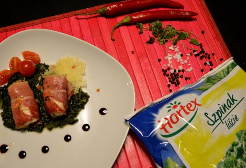 Piersi z kurczaka z szynką parmeńską na szpinaku