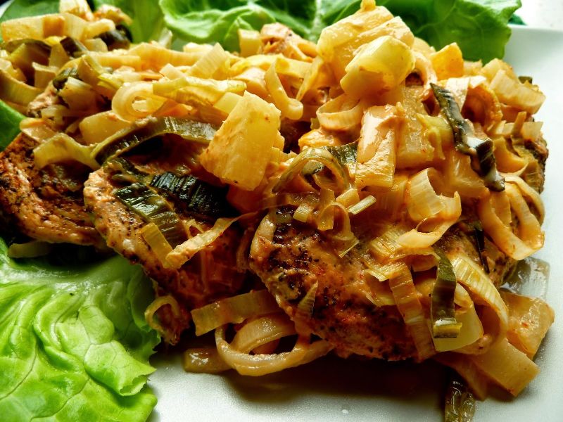 Piersi z kurczaka zapiekane w porach z ananasem Piersi z kurczaka zapiekane w porach z ananasem