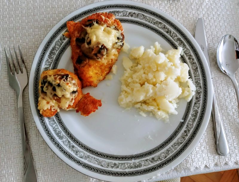 Piersi z kurczaka zapiekane z serem i pieczarkami Piersi z kurczaka zapiekane z serem i pieczarkami