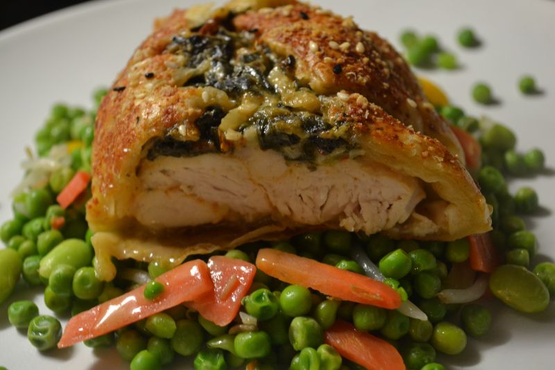 Piersi z kurczaka ze szpinakiem w cieście francusk