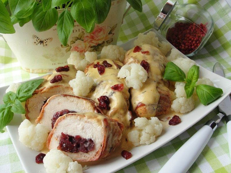 Piersi z żurawiną, chrzanem owinięte boczkiem Piersi z żurawiną, chrzanem owinięte boczkiem