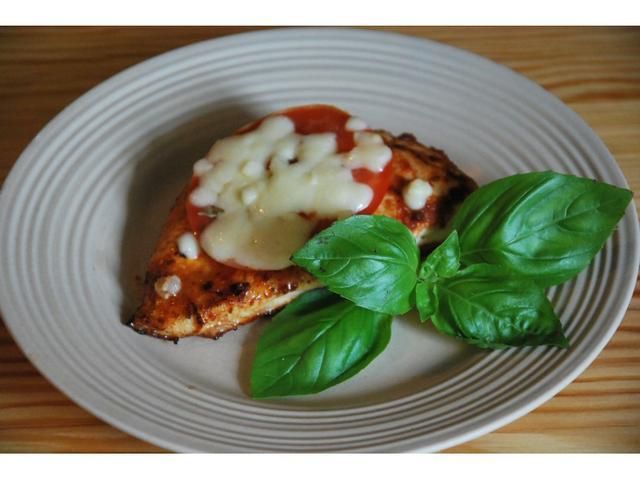 Pierśnik w pesto z pomidorem i mozarellą Pierśnik w pesto z pomidorem i mozarellą