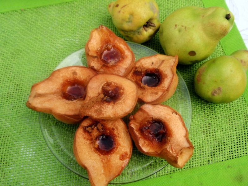 Pigwa  pieczona  w piekarniku Pigwa  pieczona  w piekarniku