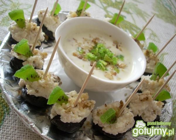 Pijane śliweczki z serem i orzechami  Pijane śliweczki z serem i orzechami