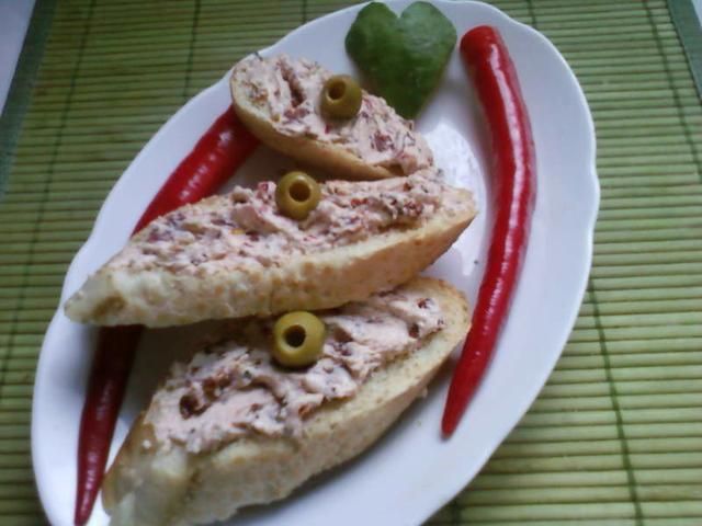 Pikantna Bruschetta z pastą z sera feta. Pikantna Bruschetta z pastą z sera feta.