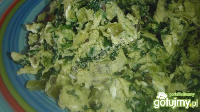 Pikantna jajecznica ze szpinakiem