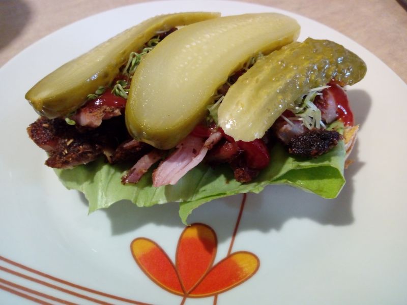 Pikantna kanapka z grillowaną szynką  Pikantna kanapka z grillowaną szynką