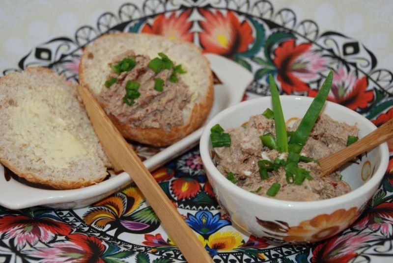 Pikantna pasta rybna z suszonymi pomidorami