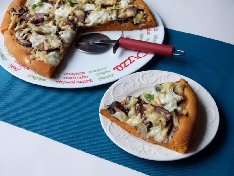 Pikantna pizza z mozzarellą 