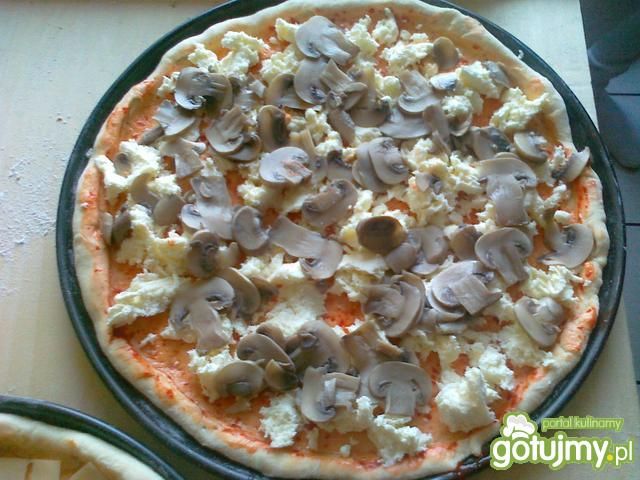 Pikantna pizza z mozzarellą i boczkiem
