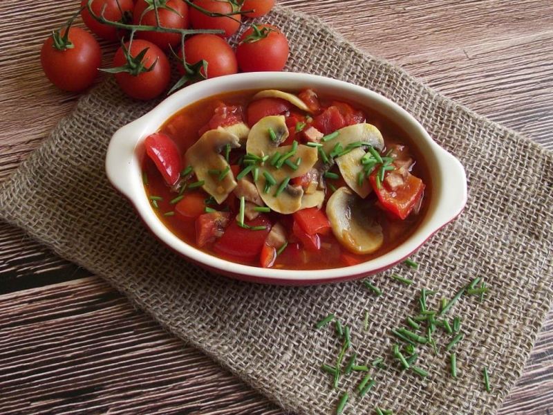 Pikantna potrawka paprykowo-pieczarkowa  Pikantna potrawka paprykowo-pieczarkowa