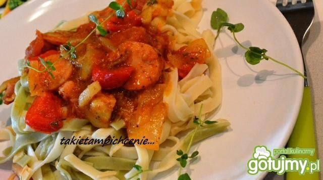 Pikantna potrawka z kolorowym fettuccine Pikantna potrawka z kolorowym fettuccine