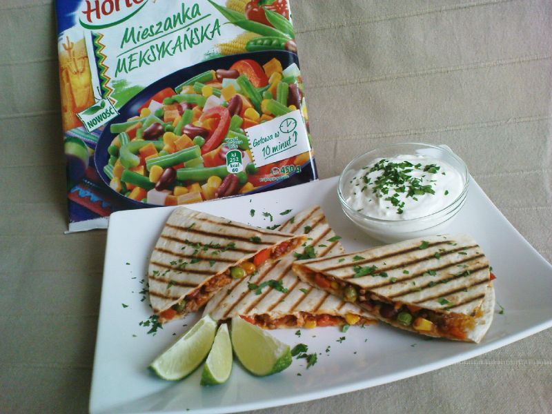 Pikantna quesadilla z mięsem i warzywami 