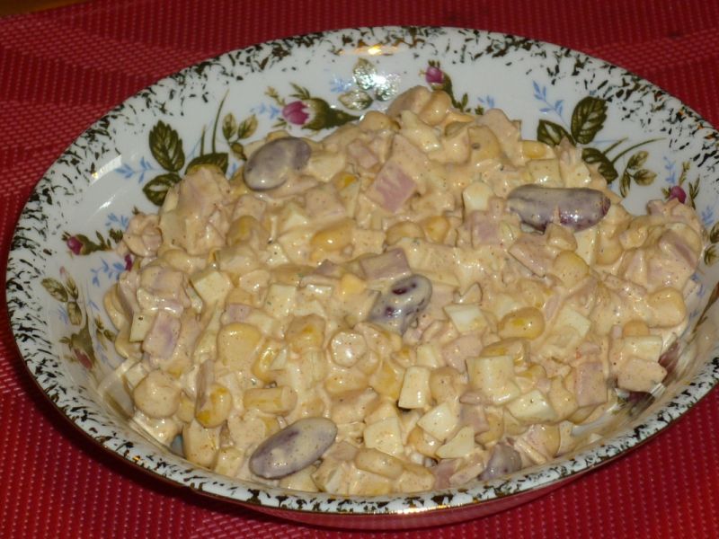 Pikantna sałatka kukurydziana z szynką