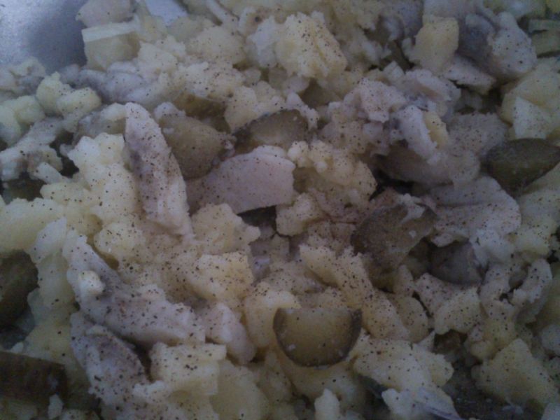 Pikantna sałatka śledziowa  z ziemniakami