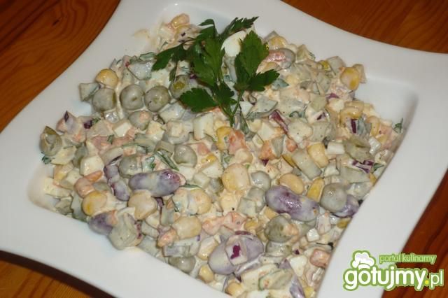 Pikantna sałatka z czerwoną fasolą Pikantna sałatka z czerwoną fasolą