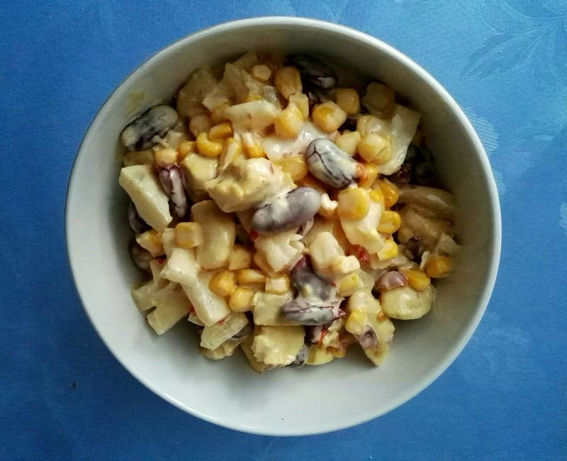 Pikantna sałatka z kurczakiem i ananasem Pikantna sałatka z kurczakiem i ananasem