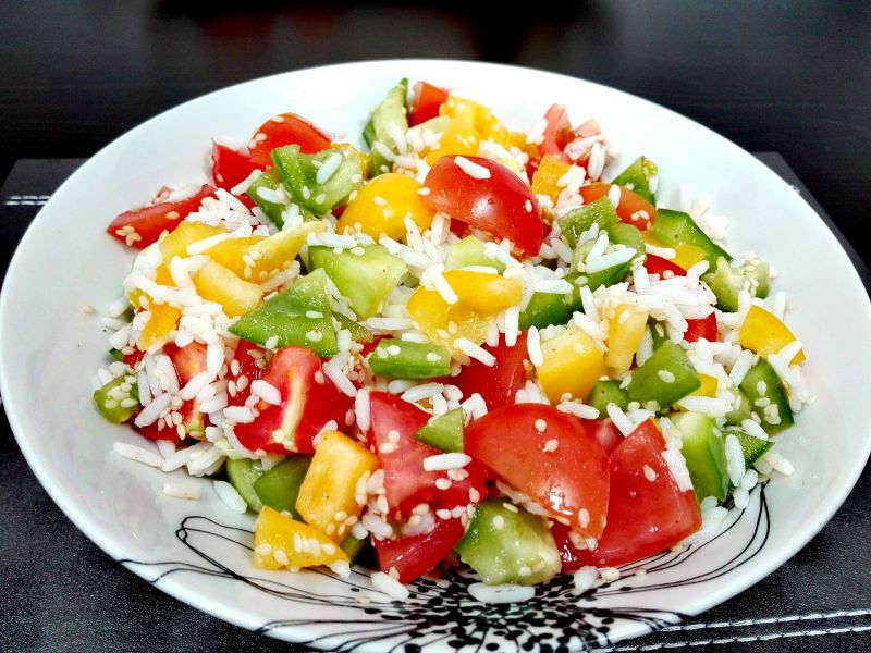 Pikantna sałatka z papryką i ryżem Pikantna sałatka z papryką i ryżem