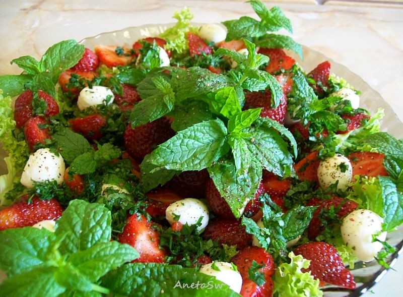 Pikantna sałatka z truskawkami Pikantna sałatka z truskawkami