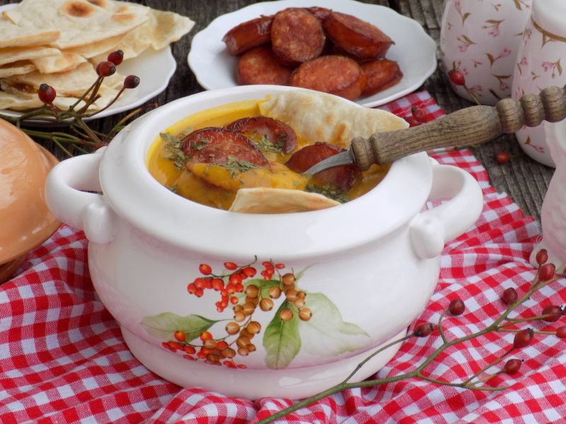 Pikantna zupa dyniowa z kiełbasą i lubczykiem