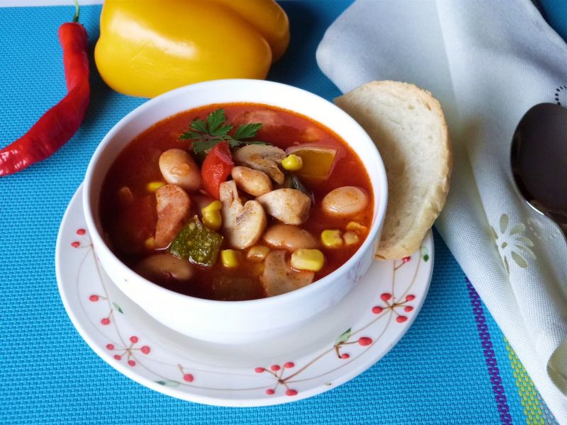 Pikantna zupa fasolowa