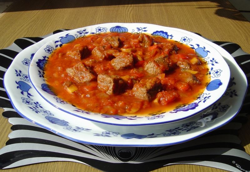 Pikantna zupa gulaszowa z pieczarkami  Pikantna zupa gulaszowa z pieczarkami