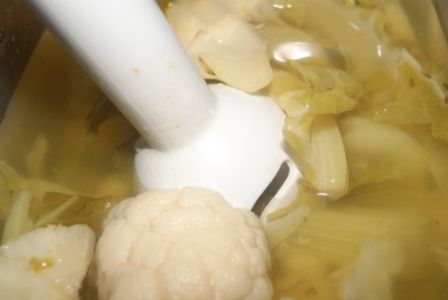 Pikantna zupa kalafiorowa z imbirem