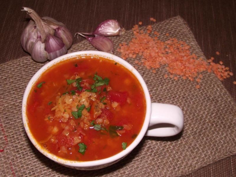 Pikantna zupa pomidorowa z soczewicą i czosnkiem 