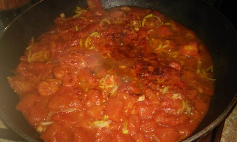 Pikantna zupa pomidorowa z soczewicą i czosnkiem 