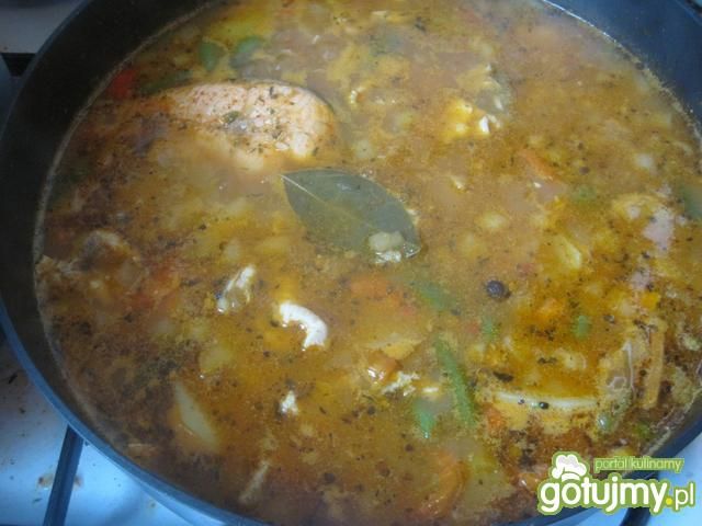 Pikantna zupa rybna z ryb mieszanych 