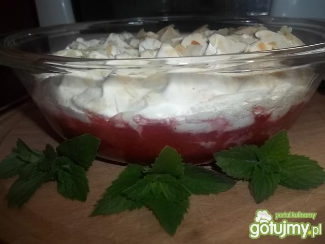 Pikantna zupa truskawkowa z bezą Pikantna zupa truskawkowa z bezą