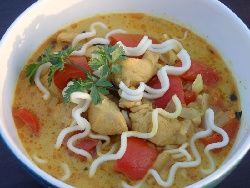 Pikantna zupa z kurczakiem i mleczkiem kokosowym  Pikantna zupa z kurczakiem i mleczkiem kokosowym