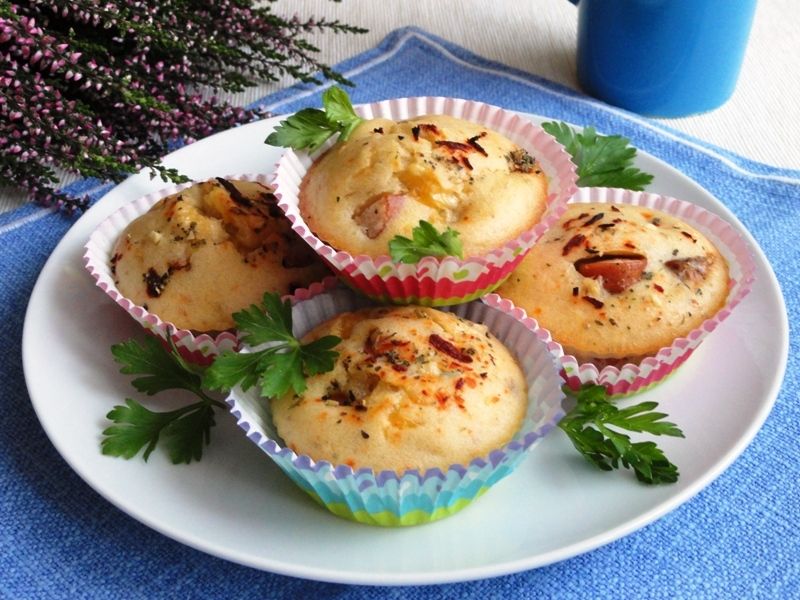 Pikantne babeczki parówkowe Pikantne babeczki parówkowe