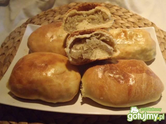 Pikantne kapuśniaczki drożdżowe